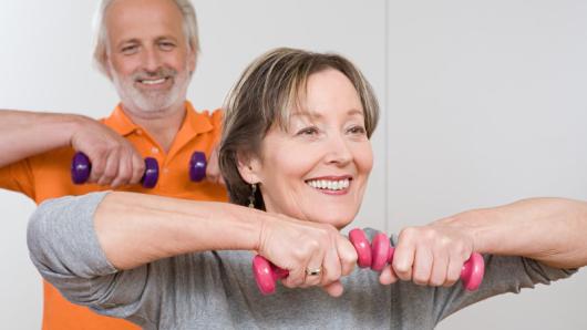 man and womn lifting weights